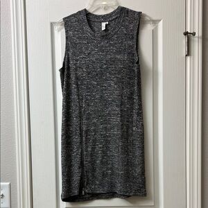 Jules & Leopold Sleeveless Black and White Knit Top